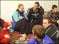 ملوانان بریتانیایی درحال استراحت در عکسی از خبرگزاری فارس