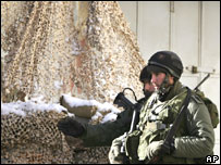 Soldado israelense em posto de controle na Cisjordânia