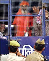 बड़े पैमाने पर गिरफ़्तारियाँ की जा रही हैं