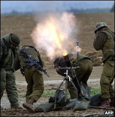 Lính Israel bắn đạn pháo vào Gaza