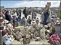 Manifestantes bolivianos bloqueiam estradas