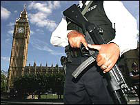 Meclis önünde nöbet bekleyen polis