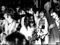 बीटल्स के सदस्यों के साथ महेश योगी