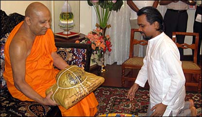Wimal Weerawansa (R) with Thibbotuwawe Sri Sumangala Mahanayake Thero (photo Elmo Fernando)