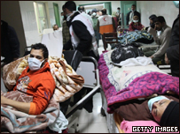 Pacientes palestinos em hospital na Cidade de Gaza