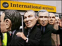 G8 liderlerinin maskelerini takan protestocular