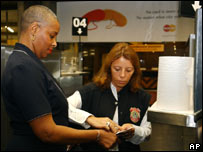 Cidadã americana sendo 'fichada' pela polícia federal no Aeroporto de Cumbica, São Paulo