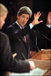 O candidato democrata à presidência dos Estados Unidos, John Kerry, em debate em 1996
