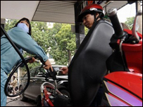 Đổ xăng cho xe máy