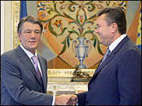 Tổng thống Yushchenko (trái) với Thủ tướng Yanukovych