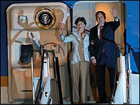 George W. Bush e a primeira-dama, Laura, chegam ao Aeroporto Internacional de Guarulhos. Foto: Wilson Dias/ABr