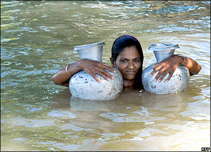 Một người dân tại Dhaka đi lấy nước.