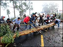 Ekvador'da yola barikat kuran protestocular