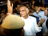 मीडिया से घिरे शिवराज पाटिल (फ़ाइल फ़ोटो)