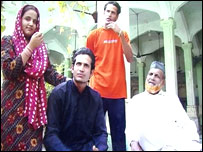 अपने पिता और बहन के साथ इरफ़ान और यूसुफ़