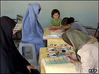 يک مرکز ثبت نام انتخابات در افغانستان