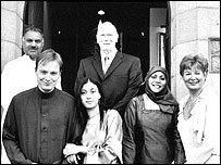 جان سٹینڈنگ اپنی بیوی نصیرا اور دونوں کے خاندان کے ساتھ