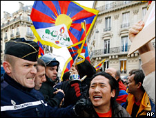 Một số cuộc biểu tình ủng hộ Tây Tạng đã diễn ra tại Paris trong những tuần gần đây.