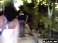 Vídeo mostra suspeito entrando em um restaurante