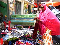 زنی در يک بازار در موگاديشو