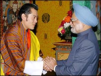 राजा जिग्मे खेसर नामग्याल वांगचुक के साथ मनमोहन सिंह
