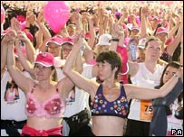 Mulheres com sutiãs decorados durante a maratona Moonwalk em Londres