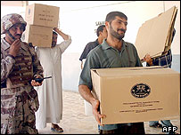 مأموران انتخاباتی در حال انتقال صندوقهای خالی آرا در سامرا 