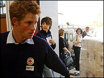 Prens Harry tsunami mağdurlarına yardım çalışmalarında