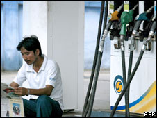 Nhân viên bán xăng ở Ấn Độ