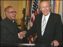 امریکی وزیر دفاع  رمزفیلڈ اور ہندوستانی وزیر دفاع  پرناب مکرجی