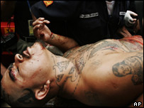 Corpos dos detentos foram tatuados com símbolos dos rivais