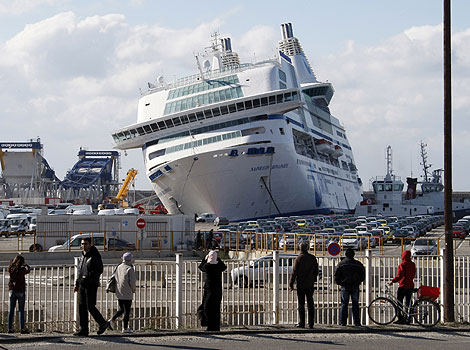 Ferry runs aground in the port of Marseille