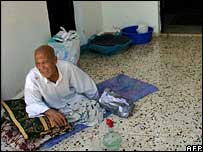 Portador de deficiência sentado no chão