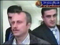 Кадр із телевізійного сюжету про затримання чотирьох російських військових