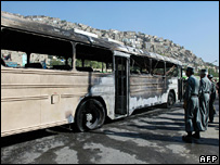 موتر حامل کارمندان وزارت دفاع افغانستان که پس از انفجار آتش گرفت