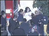 بریتنی اسپیرز هنگام انتقال به داخل آمبولانس دیده شده