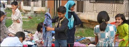 فلیٹوں کے باہر کشمیری بچے