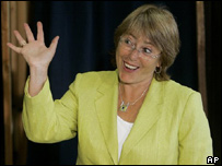 Candidata da Concertación, Michelle Bachelet, gesticula ao votar em Santiago.