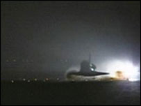 Ônibus espacial Discovery pousa na Califórnia