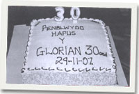 Cacen ben-blwydd y Glorian.