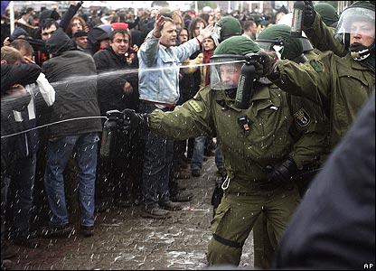 Cảnh sát phun nước có hóa chất