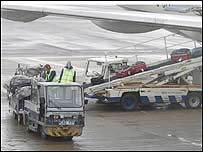 Havaalanında bavul yükleme çalışmaları