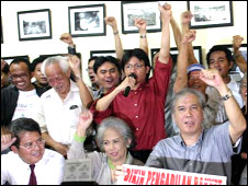 Usman Hamid beraksi dengan kalangan aktivis HAM 