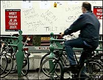 Bích chương mang nhiều chữ "không" bằng nhiều thứ tiếng