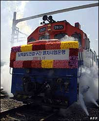 Trem se prepara para deixar a estação de Musan, na Coréia do Sul