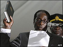 Robert Mugabe durante cerimônia de posse