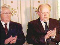 Два інших біловезьких підписанти: Кравчук та Шушкевич