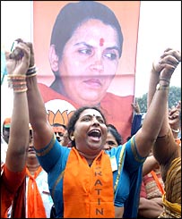 उमा भारती के पोस्टर के साथ उनकी समर्थक