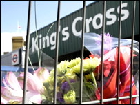 King's Cross istasyonuna bırakılan çiçekler