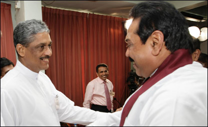 President Rajapaksa (r) with Gen Fonseka after handing in nominations